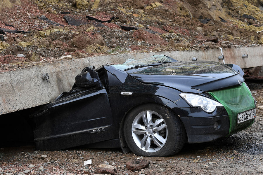На месте обрушения подпорной стеной возле, жилого дома на проспекте 60-летия образования СССР в Красноярске, 6 августа 2021 года