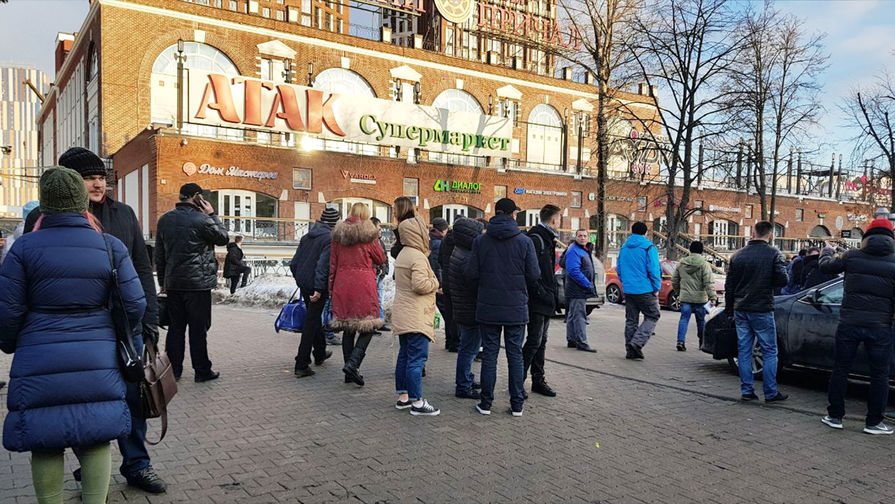 Эвакуация торговой галереи «Невский причал» в Москве, 5 февраля 2019 года