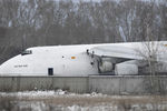 Самолет Ан-124 после аварийной посадки из-за проблем с двигателем в новосибирском международном аэропорту «Толмачево», 13 ноября 2020 года