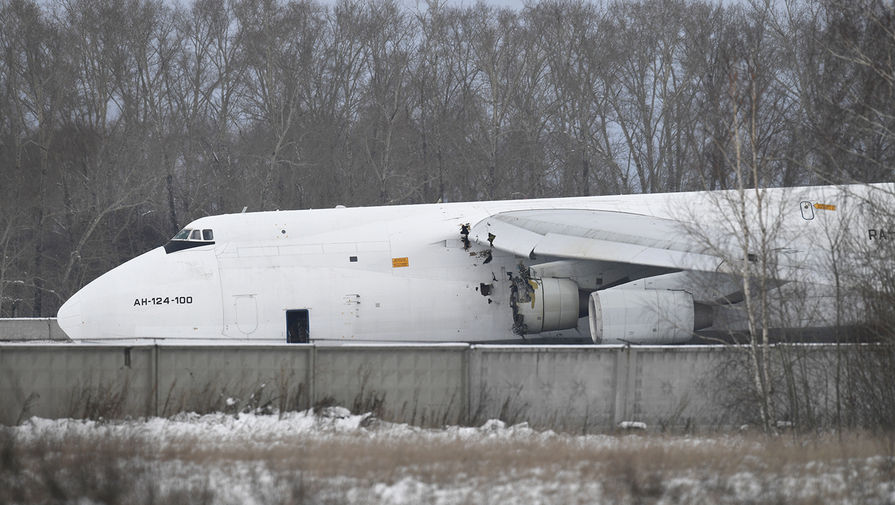 Самолет Ан-124 после аварийной посадки из-за проблем с двигателем в новосибирском международном аэропорту «Толмачево», 13 ноября 2020 года