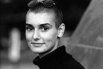 <b>Шинейд О'Коннор (8 декабря 1966 — 26 июля 2023)</b> — ирландская вокалистка и композитор, актриса. Свой первый диск она спродюсировала сама — он добрался в 1988 году до 36-й строчки Billboard 200 в США. В юности певица была ирландской националисткой и защищала IRA (Ирландскую республиканскую армию), а также критиковала другую ирландскую группу U2. Одна из самых известных ее песен — Nothing Compares To You, которую написал Принс (1958-2016).
