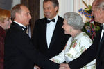 Владимир Путин, премьер-министр Великобритании Тони Блэр, Елизавета II с супругом герцогом Эдинбургским Филиппом (слева направо) перед началом торжественного ужина в рамках саммита «большой восьмерки» в Глениглсе, 2005 год