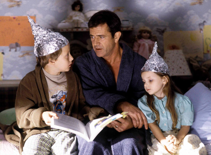 Мел Гибсон в&nbsp;фильме «Знаки» (2002)