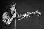 Тото Кутуньо выступает на сцене Дворца спорта в Лужниках, 1985 год