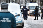 Сотрудники правоохранительных органов и экстренных служб на Ельнинской улице на западе Москвы, 27 декабря 2016 года