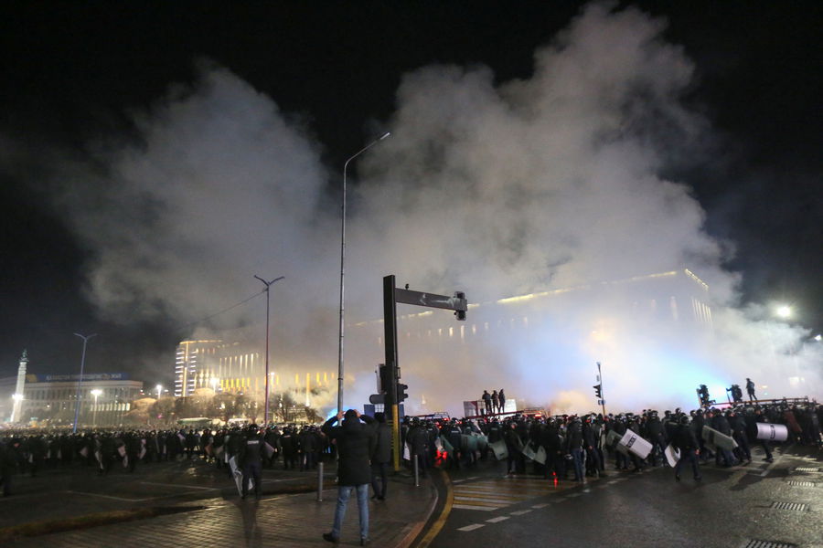Протестующие на&nbsp;улицах Алма-Аты, 4&nbsp;января 2022&nbsp;года