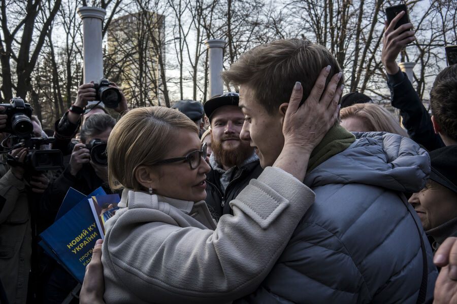 Кандидат в&nbsp;президенты Украины Юлия Тимошенко (слева) со своими сторонниками после предвыборного митинга в&nbsp;Киеве, Украина, 24&nbsp;марта 2019&nbsp;года 