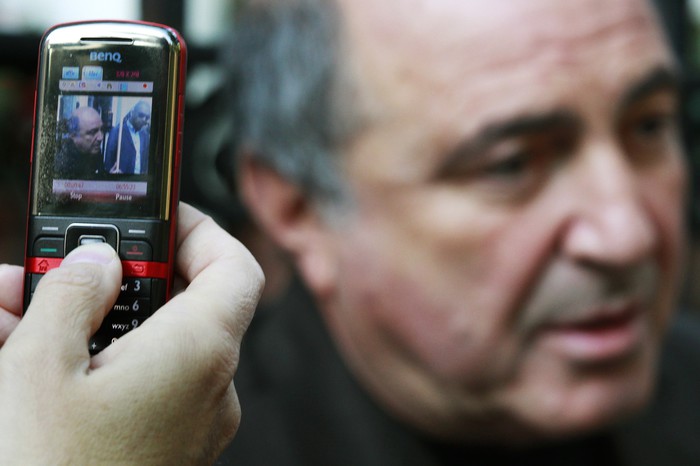 2010. Борис Березовский во время пикета у здания посольства России в Лондоне.