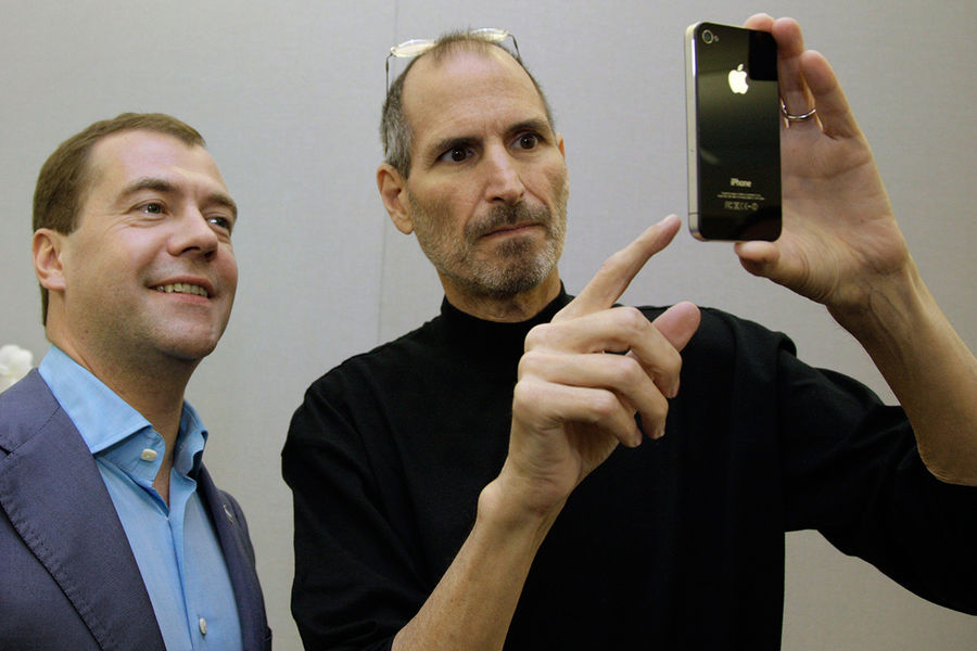 Дмитрий Медведев и Стив Джобс с&nbsp;iPhone четвертого поколения, 2010&nbsp;год
