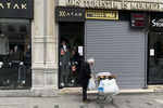 Мужчина возле закрытого магазина в&nbsp;Стамбуле, 18&nbsp;апреля 2021&nbsp;года