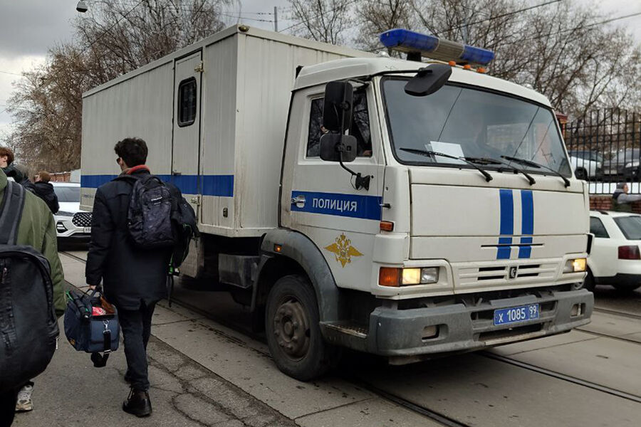 Во время церемонии прощания с&nbsp;рэпером Пашей Техником возле храма Петра и Павла в&nbsp;Лефортово в&nbsp;Москве, 11&nbsp;апреля 2025&nbsp;года