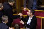Лидер фракции «УДАР» Виталий Кличко и украинский бизнесмен, владелец группы «Рошен», депутат Верховной рады Петр Порошенко (справа налево) во время заседания Верховной рады Украины в Киеве, 24 февраля 2014 года
