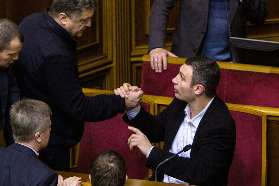Лидер фракции &laquo;УДАР&raquo; Виталий Кличко и украинский бизнесмен, владелец группы &laquo;Рошен&raquo;, депутат Верховной рады Петр Порошенко (справа налево) во время заседания Верховной рады Украины в&nbsp;Киеве, 24&nbsp;февраля 2014&nbsp;года