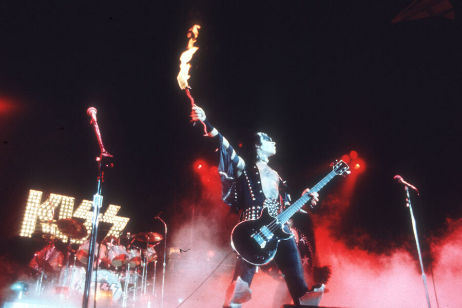 Соло-гитарист группы Kiss Эйс Фрейли во время концерта в&nbsp;Лос-Анджелесе, Калифорния, 1974&nbsp;год