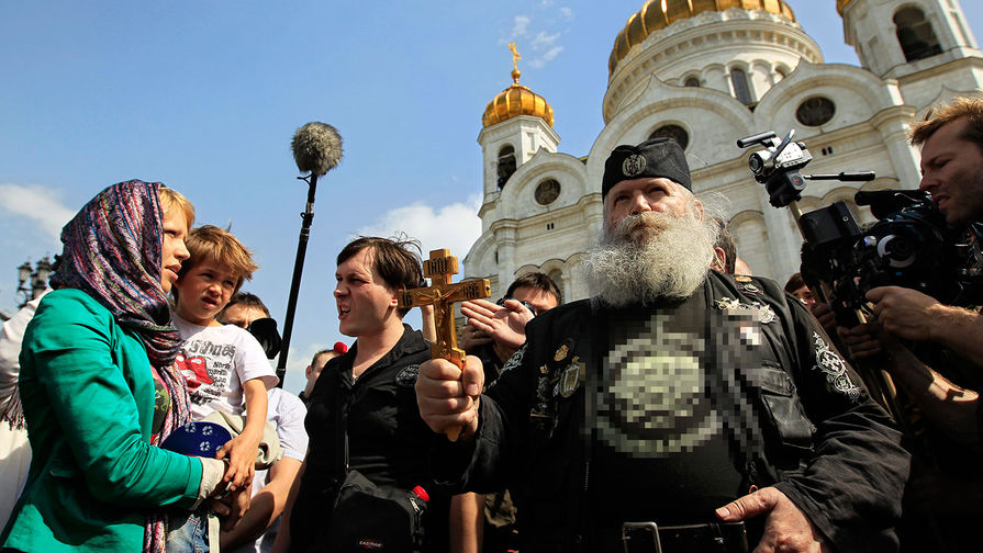 Православные активисты около храма Христа Спасителя, апрель 2012 года
