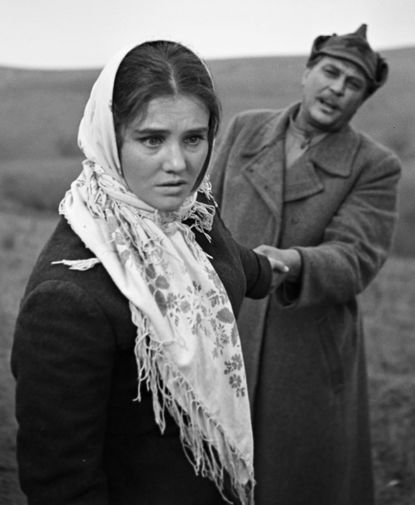 Актриса Жанна Прохоренко в роли Анны и актер Евгений Матвеев в роли Арсения в кинофильме «Смертный враг», 1971 год