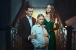 <b>Кадр из сериала «Контейнер» (2021-2023)</b>
<br>
В драматическом триллере о суррогатном материнстве и классовом неравенстве (в российском изводе) Янковский изобразил «заказчика» — влиятельного замминистра Белозерова, для которого героиня Оксаны Акиньшиной вынашивает ребенка (и под чьим напором вопреки технике безопасности соглашается провести остаток беременности под одной крышей особняка с ним и его супругой, сыгранной Марией Фоминой).