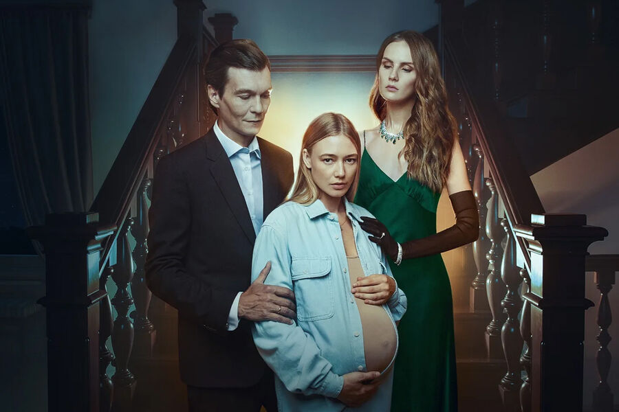 <b>Кадр из&nbsp;сериала «Контейнер» (2021-2023)</b>
<br>
В&nbsp;драматическом триллере о&nbsp;суррогатном материнстве и классовом неравенстве (в российском изводе) Янковский изобразил «заказчика» &mdash; влиятельного замминистра Белозерова, для&nbsp;которого героиня Оксаны Акиньшиной вынашивает ребенка (и под&nbsp;чьим напором вопреки технике безопасности соглашается провести остаток беременности под&nbsp;одной крышей особняка с&nbsp;ним и его супругой, сыгранной Марией Фоминой).