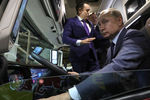 6105989 13.12.2019 13 декабря 2019. Президент России Владимир Путин в кабине автомобиля Kamaz Continent во время посещения ПАО «КамАЗ», 2019 год