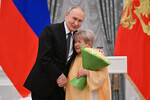 Президент РФ Владимир Путин и композитор Александра Пахмутова на церемонии вручения государственных наград выдающимся россиянам, 12 декабря 2024 года
<br><br>
Александре Пахмутовой присвоено звание «Герой труда РФ».