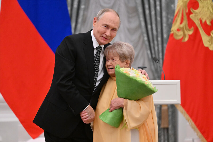 Президент РФ Владимир Путин и композитор Александра Пахмутова на&nbsp;церемонии вручения государственных наград выдающимся россиянам, 12&nbsp;декабря 2024&nbsp;года
<br><br>
Александре Пахмутовой присвоено звание &laquo;Герой труда РФ&raquo;.