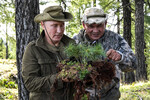 Президент РФ Владимир Путин и министр обороны РФ Сергей Шойгу (слева направо) во время отдыха в республике Тыва, 27 августа 2018 года