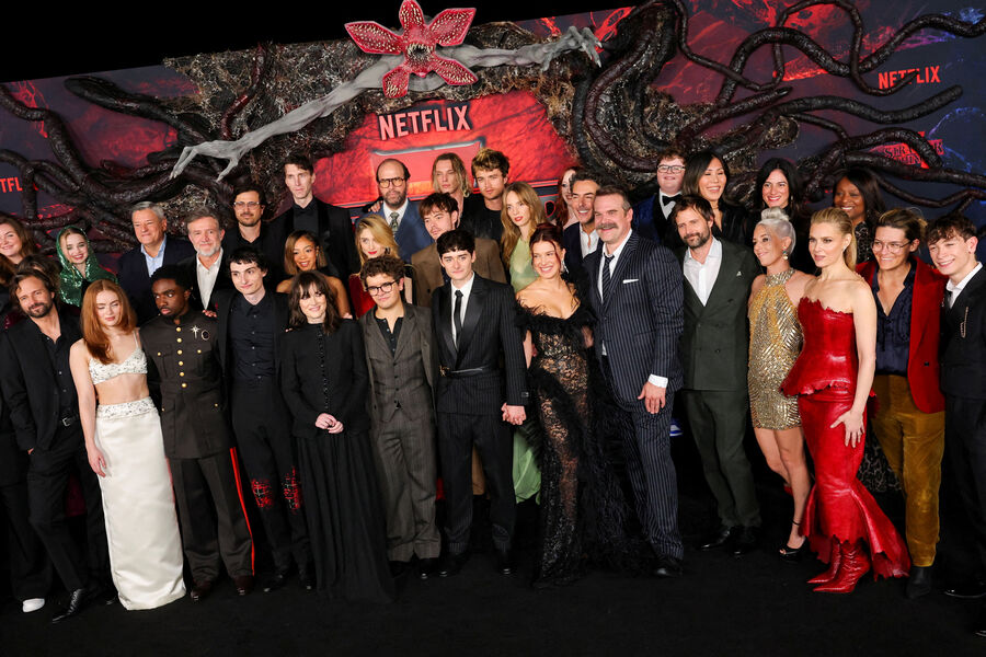 Актеры и создатели сериала «Очень странные дела» на&nbsp;премьере финального сезона, Лос-Анджелес, США, 6&nbsp;ноября 2025&nbsp;года