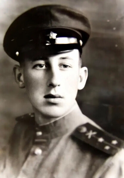 Летом 1941&nbsp;года Басов планировал поступить во ВГИК, но с&nbsp;началом Великой Отечественной войны ушел на&nbsp;фронт. Он служил в&nbsp;звании лейтенанта интендантской службы и был награжден медалью «За боевые заслуги» в&nbsp;1943 году.
<br><br>
В&nbsp;годы войны Басов организовал ансамбль художественной самодеятельности, который дал более 150&nbsp;концертов для&nbsp;бойцов.