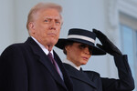 Трамп c супругой у Белого дома, куда он прибыл на традиционное чаепитие с четой Байденов