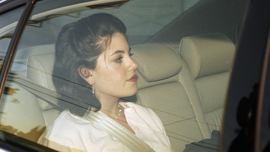 Моника Левински около своего дома в Лос-Анджелесе, 1998 год