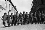 Советские и американские солдаты в городе Торгау, Германия, 25 апреля 1945 года