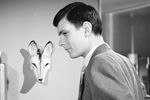 <b>«Я шагаю по Москве»</b>
<br>
Один из лучших кадров в фильме: маска лисы на стене и лицо Никиты Михалкова, взятое в таком ракурсе, словно они – двойники. В этот момент его персонажу, Кольке, приходит остроумная, хотя и довольно простая идея примирить жениха и невесту. Можно было бы ограничиться этой метафорой, но Данелия усилил ее и довел до почти гоголевского гротеска: в следующем кадре мы увидим Михалкова уже в этой маске. Между тем, реальный Михалков тоже решил пойти на хитрость на съемках. Отснявшись в нескольких сменах, он потребовал, чтобы ему платили за день работы столько же, сколько Локтеву и Польских: не 8, а 25 рублей. Требование справедливое, но Данелия пошел на принцип и сообщил Михалкову, что он уволен. Только когда Никита признался, что его подбил просить повышения гонорара брат, Андрей Кончаловский, Данелия пошел на милость — но зарплату все равно не поднял.