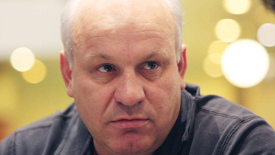 Председатель правительства Республики Хакасия Виктор Зимин во время интервью журналистам, 2009 год