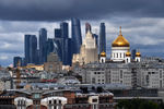 Вид на небоскребы делового центра «Москва-сити» и Храм Христа Спасителя в Москве, 2019 год