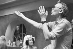 Режиссер Леонид Гайдай во время съемок фильма «Инкогнито из Петербурга», 1977 год