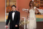 Приз за лучший сценарий на Каннском фестивале получил румынский режиссер Кристиан Мунджу за фильм «За холмами» .