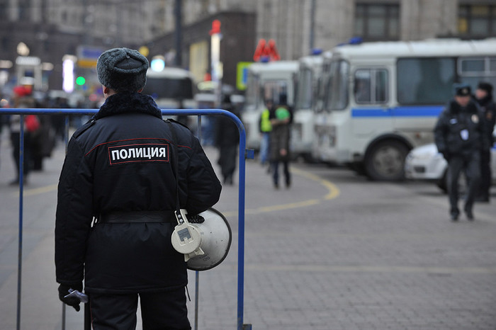 Сотрудники полиции перед началом несанкционированного митинга в поддержку «узников Болотной» на Манежной площади
