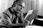 <b>Владимир Шаинский</b> (12 декабря 1925 — 25 декабря 2017) — советский и российский композитор. Среди созданных им композиций – песни «Не плачь, девчонка», «А он мне нравится», «Идёт солдат по городу», а также множество песен и музыки для детей, в том числе к мультфильмам «Чебурашка», «Крошка Енот», «38 попугаев», «Мама для мамонтенка», а также заглавная композиция возрожденного в 80-е Клуба веселых и находчивых. На фото: Владимир Шаинский за работой, 1980 год