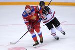Хоккеист сборной России Илья Ковальчук и игрок команды Канады Рене Бурк (слева направо) в матче Кубка Первого канала