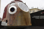 Памятник спускаемому аппарату пилотируемого корабля «Союз МС-10» на Бережковской набережной у здания Объединенной ракетно-космической корпорации (ОРКК) в Москве, 2 декабря 2019 года