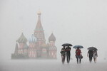 Люди на Красной площади во время дождя, 22 июля 2025 года