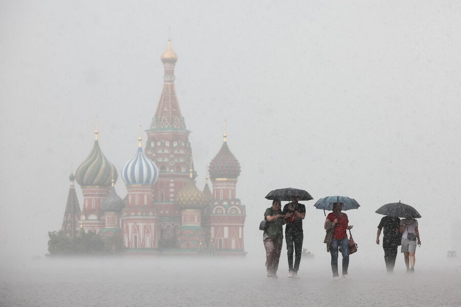 Люди на&nbsp;Красной площади во время дождя, 22&nbsp;июля 2025&nbsp;года