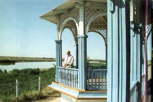 В <<беседке Гагарина>> на берегу Сырдарьи. Октябрь 1997 года