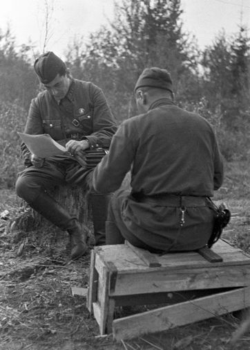 Писатель Евгений Петров в дни боев за Смоленск, июль 1941 год
