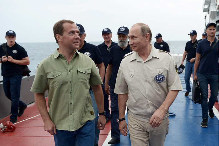 Премьер-министр РФ Дмитрий Медведев и президент РФ Владимир Путин перед началом экспедиции Русского географического общества по обследованию античных кораблей, затонувших в районе Севастополя