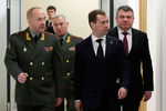 Начальник ГРУ генерал-майор Игорь Сергун, президент России Дмитрий Медведев и министр обороны Анатолий Сердюков в Главном разведывательном управлении Генерального штаба Вооруженных сил РФ, 2012 год