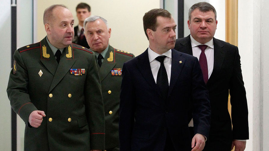 Начальник ГРУ генерал-майор Игорь Сергун, президент России Дмитрий Медведев и министр обороны Анатолий Сердюков в&nbsp;Главном разведывательном управлении Генерального штаба Вооруженных сил РФ, 2012&nbsp;год