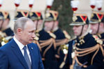 Президент России Владимир Путин у здания Елисейского дворца, 9 декабря 2019 года 