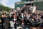 Во время церемонии прощания с актером и музыкантом Петром Мамоновым на территории Донского монастыря, 17 июля 2021 года