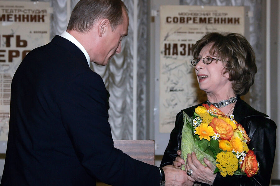 Президент РФ Владимир Путин и актриса Лия Ахеджакова во время награждения государственными наградами в&nbsp;театре &laquo;Современник, 2006&nbsp;год